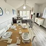 Halcyon Days - Part Of The The Bay Village With Pool, Gym And Direct Access, Pub, Restaurant, Tennis And Meadows Walks Filey