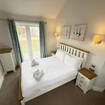 Prázdninový dům Halcyon Days - Part Of The The Bay Village With Pool, Gym And Direct Access, Pub, Restaurant, Tennis And Meadows Walks Filey