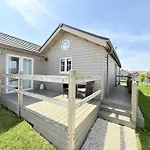 Halcyon Days - Part Of The The Bay Village With Pool, Gym And Direct Access, Pub, Restaurant, Tennis And Meadows Walks Filey