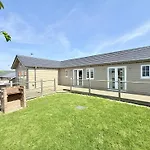 Halcyon Days - Part Of The The Bay Village With Pool, Gym And Direct Access, Pub, Restaurant, Tennis And Meadows Walks *