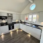Halcyon Days - Part Of The The Bay Village With Pool, Gym And Direct Access, Pub, Restaurant, Tennis And Meadows Walks * Filey