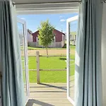 Halcyon Days - Part Of The The Bay Village With Pool, Gym And Direct Access, Pub, Restaurant, Tennis And Meadows Walks Filey