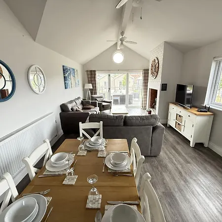 Halcyon Days - Part Of The The Bay Village With Pool, Gym And Direct Access, Pub, Restaurant, Tennis And Meadows Walks * Filey