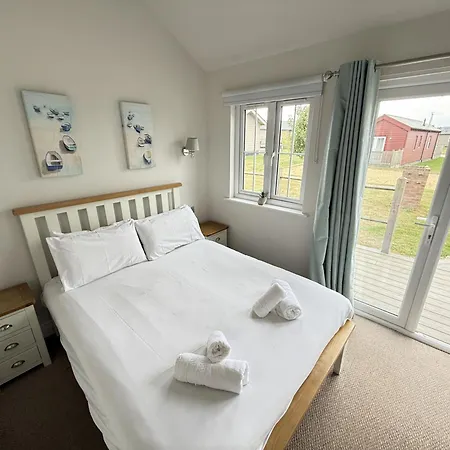 Halcyon Days - Part Of The The Bay Village With Pool, Gym And Direct Access, Pub, Restaurant, Tennis And Meadows Walks Vakantiehuis