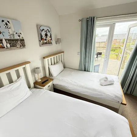 Halcyon Days - Part Of The The Bay Village With Pool, Gym And Direct Access, Pub, Restaurant, Tennis And Meadows Walks