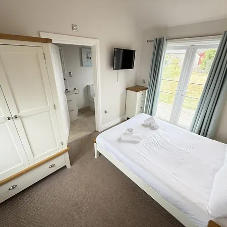 Halcyon Days - Part Of The The Bay Village With Pool, Gym And Direct Access, Pub, Restaurant, Tennis And Meadows Walks Filey