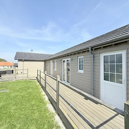 Halcyon Days - Part Of The The Bay Village With Pool, Gym And Direct Access, Pub, Restaurant, Tennis And Meadows Walks Filey