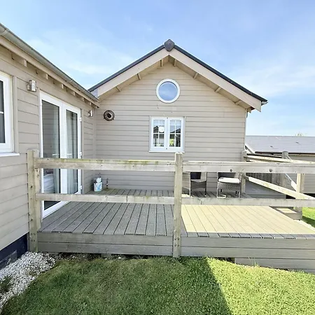 Halcyon Days - Part Of The The Bay Village With Pool, Gym And Direct Access, Pub, Restaurant, Tennis And Meadows Walks *