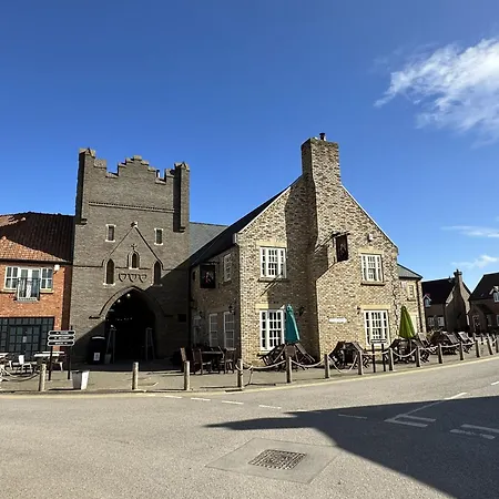 Halcyon Days - Part Of The The Bay Village With Pool, Gym And Direct Access, Pub, Restaurant, Tennis And Meadows Walks * Filey