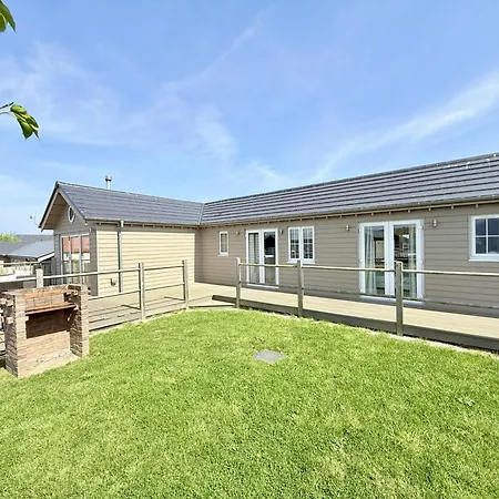 Halcyon Days - Part Of The The Bay Village With Pool, Gym And Direct Access, Pub, Restaurant, Tennis And Meadows Walks *