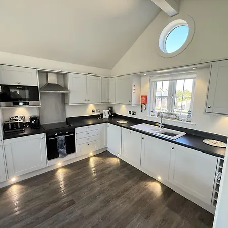 Halcyon Days - Part Of The The Bay Village With Pool, Gym And Direct Access, Pub, Restaurant, Tennis And Meadows Walks * Filey