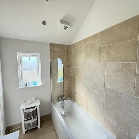 Halcyon Days - Part Of The The Bay Village With Pool, Gym And Direct Access, Pub, Restaurant, Tennis And Meadows Walks * Filey