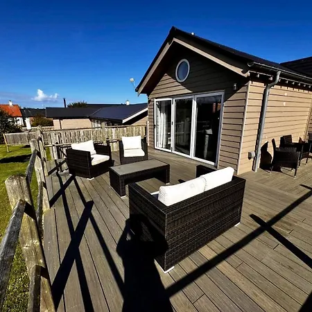 Halcyon Days - Part Of The The Bay Village With Pool, Gym And Direct Access, Pub, Restaurant, Tennis And Meadows Walks * Filey