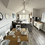 Halcyon Days - Part Of The The Bay Village With Pool, Gym And Direct Access, Pub, Restaurant, Tennis And Meadows Walks * Filey