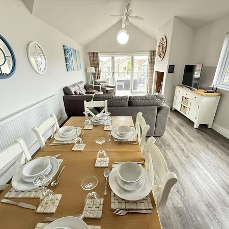 Halcyon Days - Part Of The The Bay Village With Pool, Gym And Direct Access, Pub, Restaurant, Tennis And Meadows Walks Filey