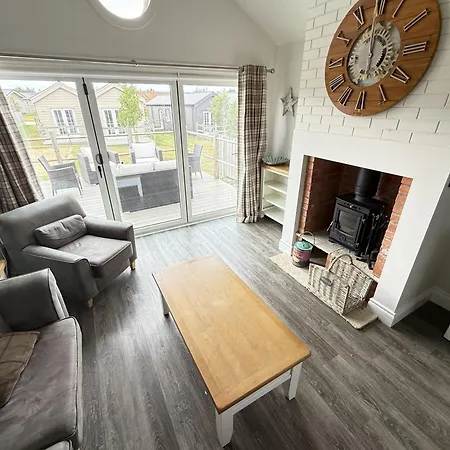 Halcyon Days - Part Of The The Bay Village With Pool, Gym And Direct Access, Pub, Restaurant, Tennis And Meadows Walks 度假居 *