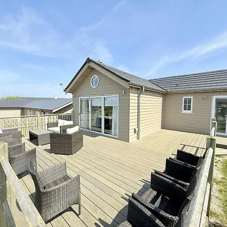 Casa de Férias Halcyon Days - Part Of The The Bay Village With Pool, Gym And Direct Access, Pub, Restaurant, Tennis And Meadows Walks *