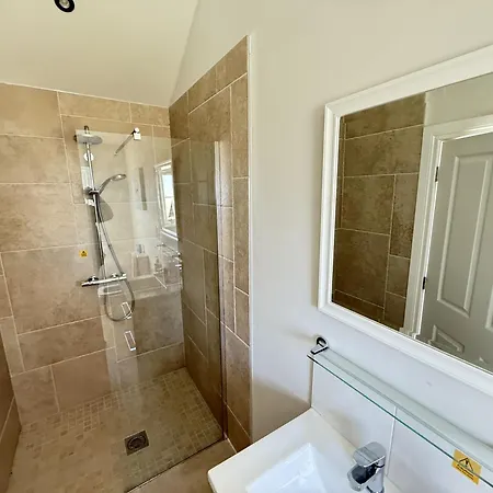 Halcyon Days - Part Of The The Bay Village With Pool, Gym And Direct Access, Pub, Restaurant, Tennis And Meadows Walks 度假居 *