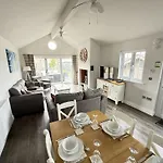 Halcyon Days - Part Of The The Bay Village With Pool, Gym And Direct Access, Pub, Restaurant, Tennis And Meadows Walks * Filey