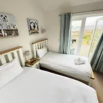 Halcyon Days - Part Of The The Bay Village With Pool, Gym And Direct Access, Pub, Restaurant, Tennis And Meadows Walks