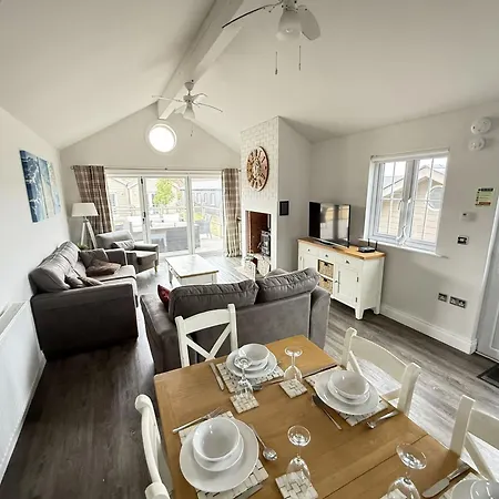 Halcyon Days - Part Of The The Bay Village With Pool, Gym And Direct Access, Pub, Restaurant, Tennis And Meadows Walks * Filey