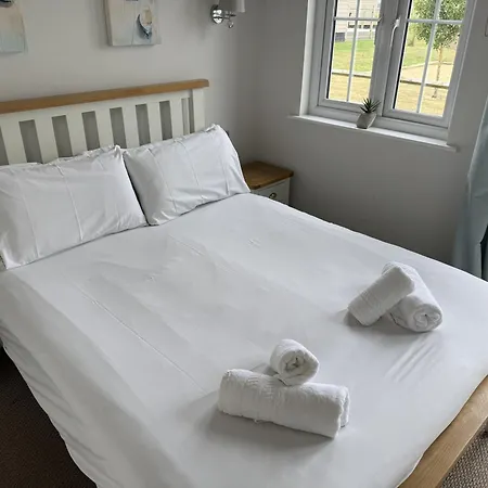 Halcyon Days - Part Of The The Bay Village With Pool, Gym And Direct Access, Pub, Restaurant, Tennis And Meadows Walks *