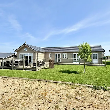 Дом отдыха Halcyon Days - Part Of The The Bay Village With Pool, Gym And Direct Access, Pub, Restaurant, Tennis And Meadows Walks *