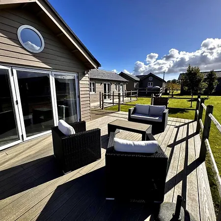 Дом отдыха Halcyon Days - Part Of The The Bay Village With Pool, Gym And Direct Access, Pub, Restaurant, Tennis And Meadows Walks