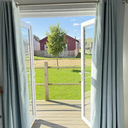 Halcyon Days - Part Of The The Bay Village With Pool, Gym And Direct Access, Pub, Restaurant, Tennis And Meadows Walks Filey